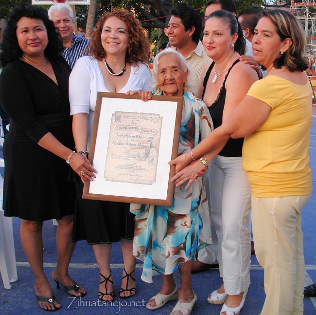 Do�a Cari recibe el Premio Civil Municipal